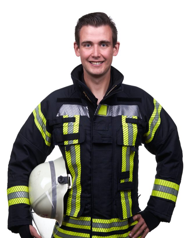 Jan Saam in Feuerwehr-Schutzkleidung mit Helm unter dem Arm